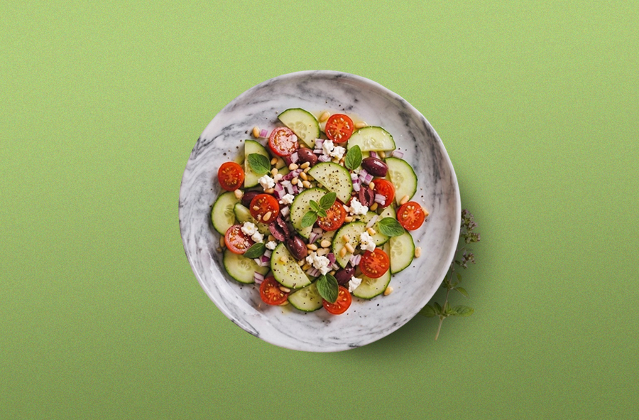 Ensalada mediterránea de pepino: fresca, saludable y llena de sabor