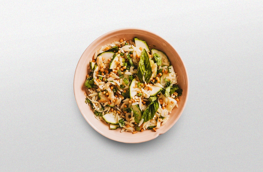 Ensalada de orzo con verduras y hierbas frescas: una receta liviana, colorida y llena de sabor